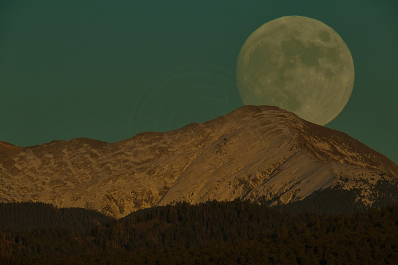 La Luna Rises over South Truchas Peak